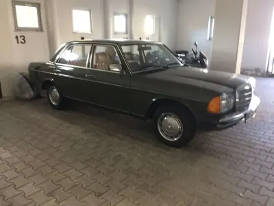 Usata Mercedes 200 60 CV (44 kW) 1982 Verde Berlina