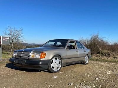 Gebraucht Mercedes E230 131 PS (96 kW) 1988 Gold Limousine