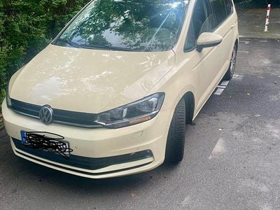 Second-hand VW Touran 2017 Galben Monovolum