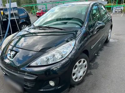 Gebraucht Peugeot 207 95 PS (69 kW) 2011 Schwarz Kleinwagen