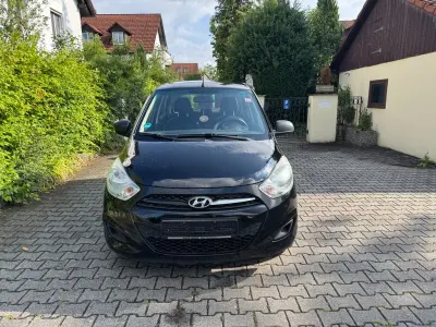 Gebraucht Hyundai i10 69 PS (50 kW) 2012 Schwarz Kleinwagen