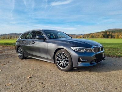 Grau Gebraucht 2019 BMW 320 Luxury Line Kombi | 22.500 € (Fairer Preis)