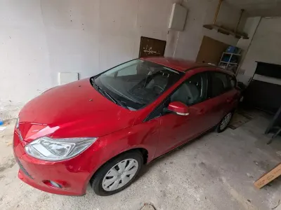 Gebraucht Ford Focus Trend 105 PS (77 kW) 2011 Rot Limousine