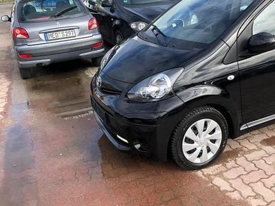 Schwarz Gebraucht 2014 Toyota Aygo Kleinwagen | 4.990 €