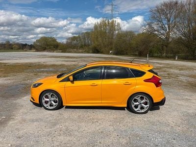 Usata Ford Focus ST 250 CV (183 kW) 2014 Giallo Berlina