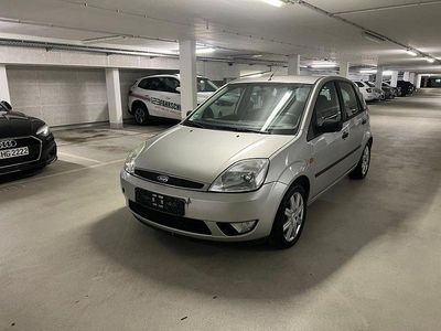 Second-hand Ford Fiesta Futura 101 CP (74 kW) 2004 Argintiu Hatchback