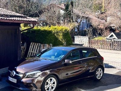 Gebraucht Mercedes A180 Urban 122 PS (89 kW) 2016 Braun Limousine