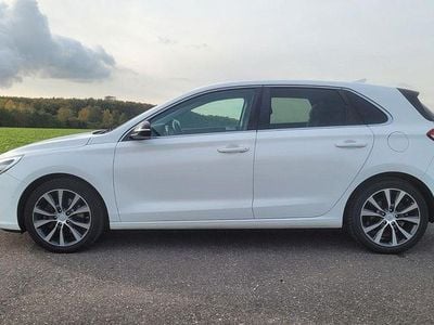 Gebraucht Hyundai i30 Intro Edition 120 PS (88 kW) 2017 Weiß Limousine
