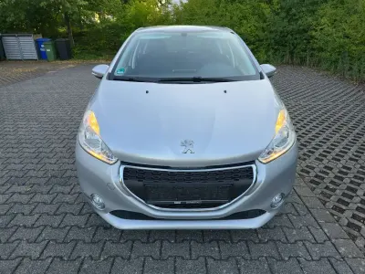 Gebraucht Peugeot 208 Active 68 PS (50 kW) 2014 Aluminiumgrau/meta Kleinwagen