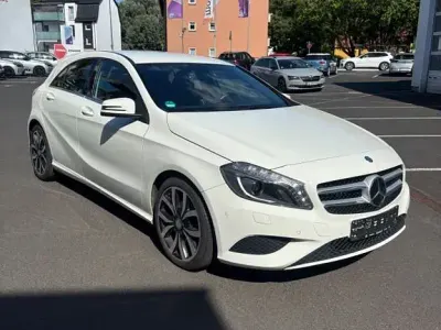 Gebraucht Mercedes A200 136 PS (100 kW) 2014 Weiß Kleinwagen