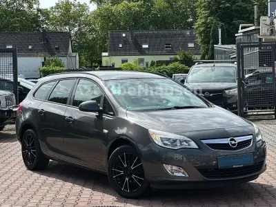 Gebraucht Opel Astra Design Edition 140 PS (102 kW) 2011 Grau Kombi