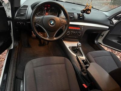 Usata BMW 116 122 CV (89 kW) 2011 Bianco Utilitaria
