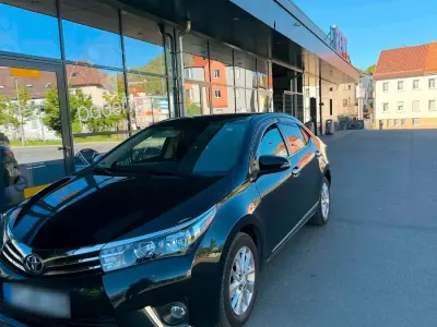 Używany Toyota Corolla 99 KM (72 kW) 2014 Niebieski Sedan/Limuzyna