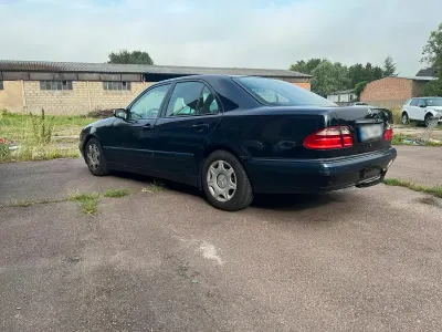 Gebraucht Mercedes E220 143 PS (105 kW) 2001 Limousine