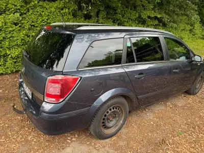 Używany Opel Astra 102 KM (75 kW) 2008 Niebieski Kombi