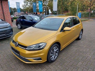 Używany VW Golf VII Sound 110 KM (80 kW) 2017 Żółty Sedan/Limuzyna