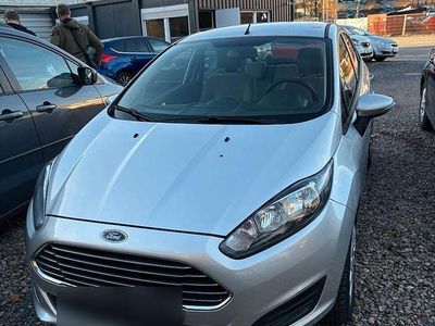 Gebraucht Ford Fiesta Trend 60 PS (44 kW) 2013 Silber Kleinwagen