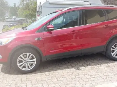 Gebraucht Ford Kuga Titanium 179 PS (131 kW) 2017 Rot SUV