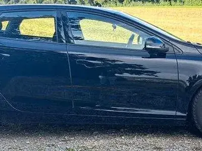Usata Volvo V40 122 CV (89 kW) 2018 Nero Berlina