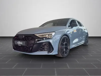 Neu Audi RS3 Sportback Advanced 400 PS (294 kW) 2026 Kemoragrau metallic (metallic) Kleinwagen