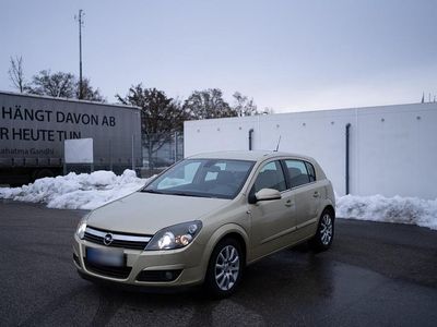 Second-hand Opel Astra Cosmo 101 CP (74 kW) 2004 Auriu Hatchback