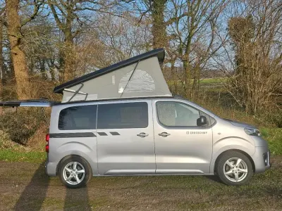 Gebraucht Toyota Avensis 177 PS (130 kW) 2025 Silber Van / Kleinbus