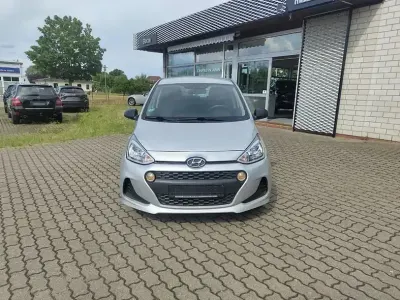 Gebraucht Hyundai i10 Classic 67 PS (49 kW) 2018 Sleek silver / met Kleinwagen