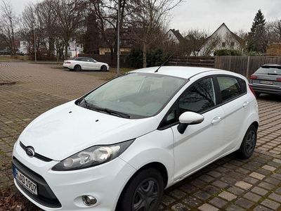 Gebraucht Ford Fiesta 60 PS (44 kW) 2012 Weiß Kleinwagen