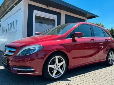 Gebraucht Mercedes B180 122 PS (89 kW) 2012 Rot Kleinwagen