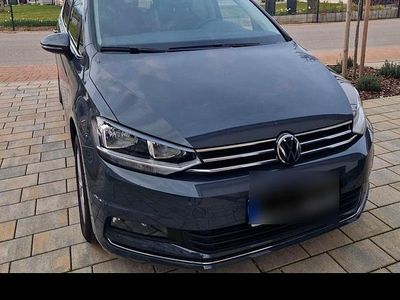 Grau Gebraucht 2023 VW Touran Highline Van / Kleinbus | 29.999 € (Guter Preis)