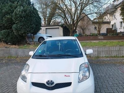 Gebraucht Toyota Yaris 69 PS (50 kW) 2011 Weiß Kleinwagen