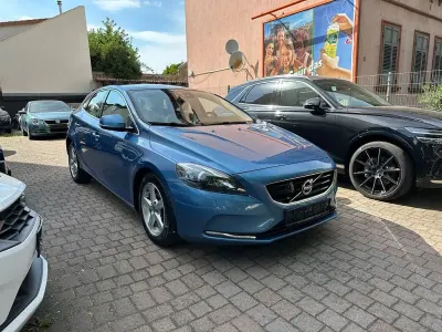 Gebraucht Volvo V40 Momentum 114 PS (83 kW) 2014 Power blue (metallic) Limousine