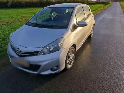 Brugt Toyota Yaris Club 99 HK (72 kW) 2012 Sølv Hatchback