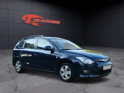 Gebraucht Hyundai i30 Comfort 109 PS (80 kW) 2011 Blau Kombi