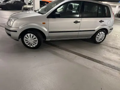 Usata Ford Fusion 80 CV (58 kW) 2004 Argento Utilitaria
