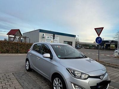 Gebraucht Hyundai i20 Edition 86 PS (63 kW) 2013 Grau Kleinwagen