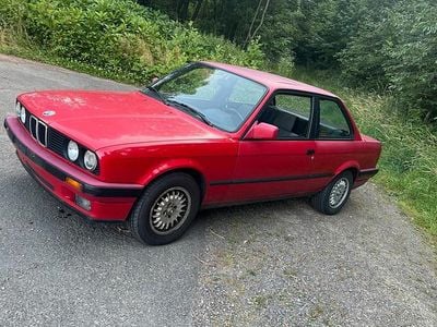 Rot Gebraucht 1988 BMW 316 Basis Limousine | 6.000 €