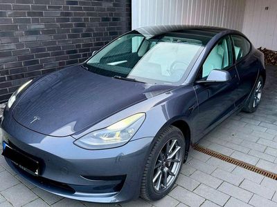 Grau Gebraucht 2022 Tesla Model 3 RWD Limousine | 27.200 € (Fairer Preis)