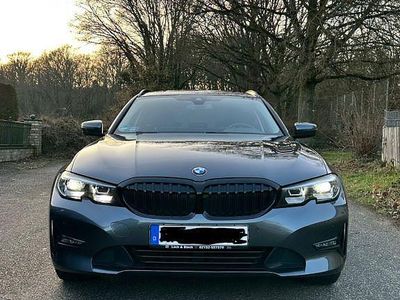 Grau Gebraucht 2021 BMW 320 Kombi | 22.900 € (Fairer Preis)
