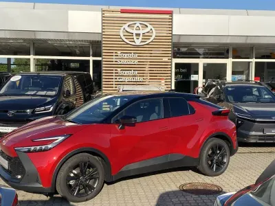 Gebraucht Toyota C-HR 140 PS (102 kW) 2025 Emotional red metallic/black SUV