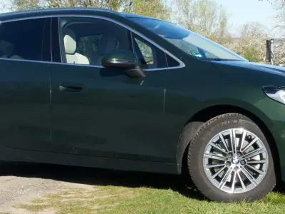 Gebraucht BMW 223 Active Tourer Luxury Line 204 PS (150 kW) 2023 Grün Van / Kleinbus