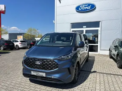 Gebraucht Ford Tourneo Titanium 150 PS (110 kW) 2025 Chromablaumetallic Van / Kleinbus