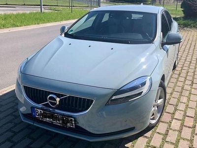 Second-hand Volvo V40 Kinetic 152 CP (111 kW) 2018 Albastru Break
