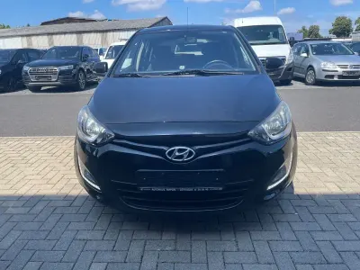 Gebraucht Hyundai i20 Edition 86 PS (63 kW) 2013 Schwarz Kleinwagen
