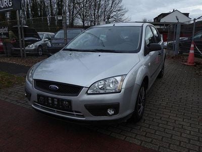 Gebraucht Ford Focus Trend 101 PS (74 kW) 2005 Silber Limousine