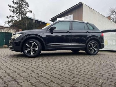Gebraucht VW Tiguan Active 131 PS (96 kW) 2023 Deep black perleffekt SUV