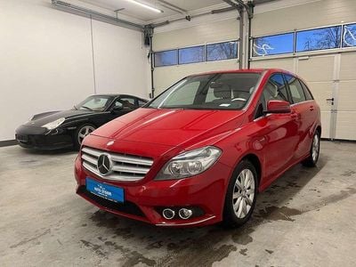 Gebraucht Mercedes B180 122 PS (89 kW) 2012 Rot Van / Kleinbus