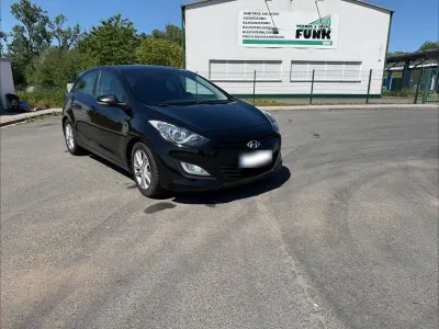 Gebraucht Hyundai i30 Intro Edition 99 PS (72 kW) 2012 Schwarz Limousine