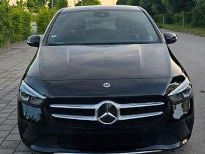 Używany Mercedes B200 Progressive 150 KM (110 kW) 2019 Czarny Minivan