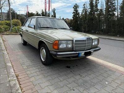 Second-hand Mercedes 200 60 CP (44 kW) 1982 Verde Berlinǎ